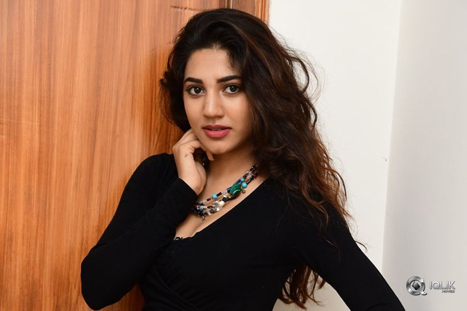 Sonakshi-Singh-Hot-Pics